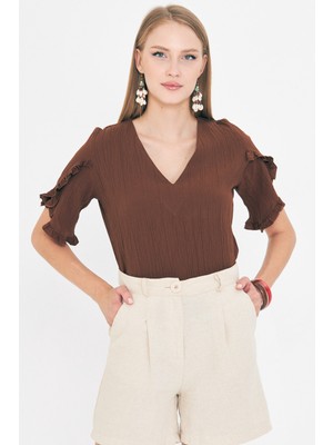 Armonika Kadın Kahve V Yaka Kolları Fırfırlı Kısa Kol Bluz ARM-25Y001070