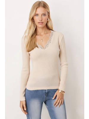 Armonika Kadın Ekru V Yaka Yumuşak Dokulu Yakası Dantelli Uzun Kollu Bluz ARM-26K001028