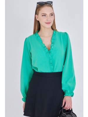 Armonika Kadın Açık Yeşil Yakası ve Önü Fırfır Detaylı Kolları Lastikli Uzun Kollu Bluz ARM-25K001030