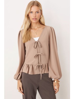 Armonika Kadın Bej Önden Bağlamalı Etek Ucu Fırfırlı Kolları Lastikli Bluz ARM-26K001019