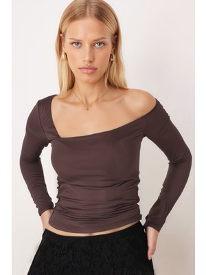 Armonika Kadın Kahve Asimetrik Yaka Uzun Kol Crop Bluz ARM-26K042007