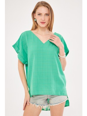 Armonika Kadın Açık Yeşil V Yaka Yanları Yırtmaçlı Arkası Uzun Duble Kol Detaylı Oversize Bluz ARM-24Y001074