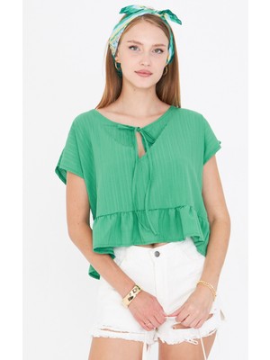 Armonika Kadın Çimen Yeşil Yarasa Kol Yakası Bağlamalı Eteği Fırfırlı Oversize Crop Bluz ARM-24Y001088
