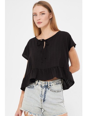 Armonika Kadın Siyah Yarasa Kol Yakası Bağlamalı Eteği Fırfırlı Oversize Crop Bluz ARM-24Y001088