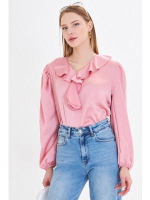 Armonika Kadın Açık Pembe Yakası Fırfırlı Omuzu Büzgülü Kolu Lastikli Pamuk Saten Bluz ARM-22K001059