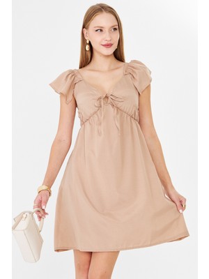 Armonika Kadın Bej V Yaka Kolları ve Eteği Fırfırlı Göğsü Bağlamalı Elbise ARM-25Y001083