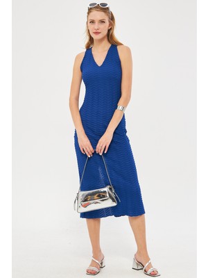 Armonika Kadın Saks V Yaka Vücuda Oturan Arkası Yırtmaçlı Kabartma Desenli Midi Boy Elbise ARM-24Y001102