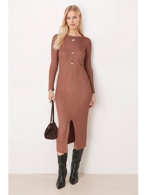 Armonika Kadın Açık Kahve Geniş Yaka Uzun Kollu Önü Düğmeli Vücuda Oturan Yırtmaçlı Elbise ARM-26K001013