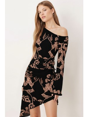 Armonika Kadın Siyah-Bej Düşük Omuz Yandan Büzgülü Eteği Asimetrik Vücuda Oturan Elbise ARM-26K001041