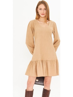 Armonika Kadın Bej U Yaka Etek Ucu Fırfırlı Kolları Lastikli Kadife Kısa Elbise ARM-25K001086