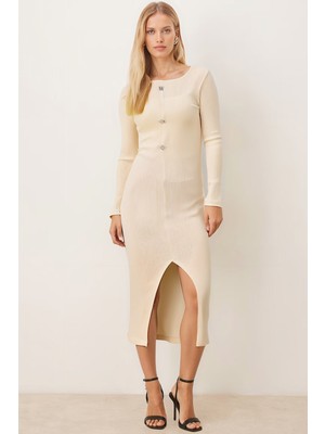 Armonika Kadın Ekru Geniş Yaka Uzun Kollu Önü Düğmeli Vücuda Oturan Yırtmaçlı Elbise ARM-26K001013