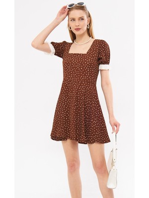 Armonika Kadın Kahve Ön Arka Kare Yaka Fırfır Detaylı Puantiyeli Karpuz Kol Kloş Mini Elbise ARM-24Y001051