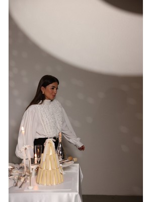 Özge Özgenç Boyundan Bağlamalı Göğüs Kısmı Fırfırlı Gömlek