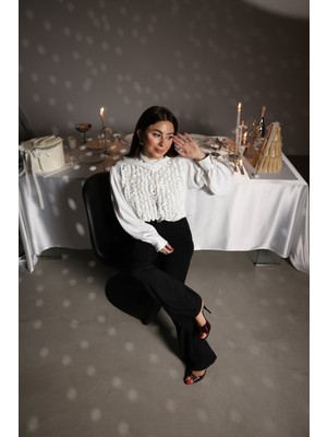 Özge Özgenç Aksesuar Detaylı Ispanyol Paça Süet Pantolon