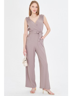 Armonika Kadın Koyu Vizon Kruvaze Yaka Omuzu Lastik Detaylı Sırtı V Kuşaklı Uzun Tulum ARM-24Y001049