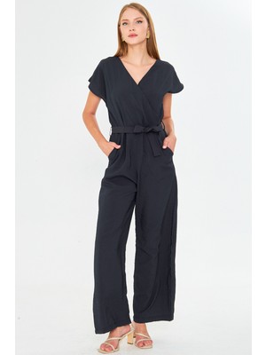 Armonika Kadın Siyah Kruvaze Yaka Sırtı V Detaylı Cepli Kuşaklı Bol Paça Tulum ARM-24Y001073