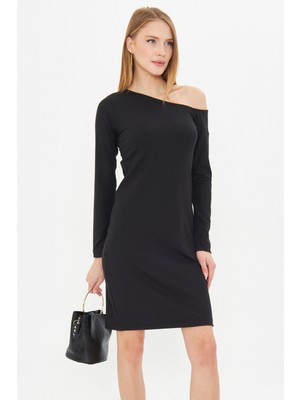 Armonika Kadın Siyah Vücuda Oturan Asimetrik Yaka Omzu Açık Mini Elbise ARM-24K001075