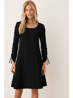 Armonika Kadın Siyah Sıfır Yaka Kolları Büzgülü Kulplu Uzun Kol Elbise ARM-26K001033