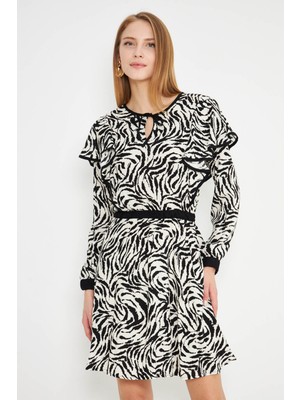 Armonika Kadın Siyah Yuvarlak Yaka Volan Detaylı Beli Lastikli Kloş Mini Elbise ARM-25K001051