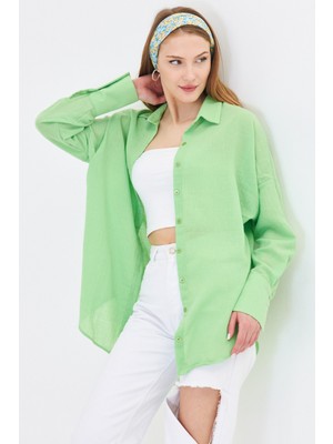 Armonika Kadın Açık Yeşil Oversize Dokulu Keten Görünümlü Geniş Manşetli Gömlek ARM-24K001001