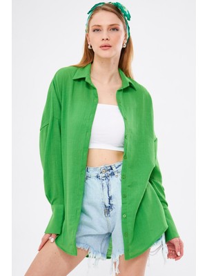 Armonika Kadın Yeşil Oversize Dokulu Keten Görünümlü Geniş Manşetli Gömlek ARM-24K001001