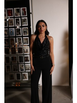 Özge Özgenç Boyundan Geçmeli Pul Payetli Bluz