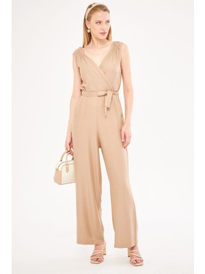 Armonika Kadın Sütlü Kahve Kruvaze Yaka Omuzu Lastik Detaylı Sırtı V Kuşaklı Uzun Tulum ARM-24Y001049