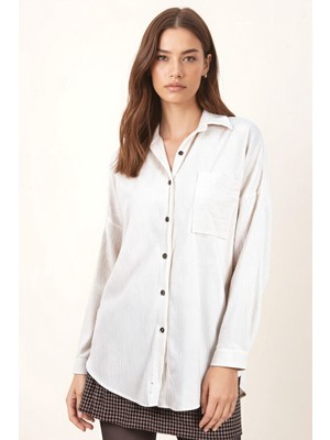 Armonika Kadın Beyaz Oversize Cepli Ince Fitilli Kadife Gömlek Klasik Düz Pamuk-Polyester