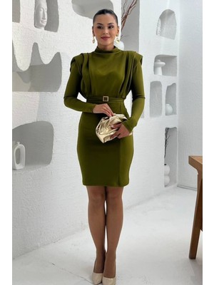 AURA 7 Collection Kadın Giyim Balıkçı Yaka Omuz Vatkalı ve Toka Kemerli Yağ Yeşili Trend Mini Elbise -Yeni Sezon Ürünü