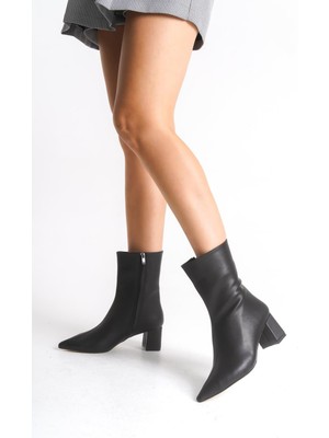 ZOE3TR Kadın Siyah Cilt Sivri Burun Günlük Şık Topuklu Bot Z3T5KBJRL02