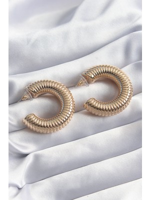 Pirinç Gold Renk Işleme Detay Halka Model Kadın Küpe