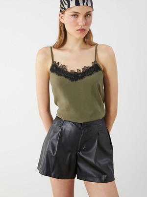 Lc Waikiki Yeni Sezon V Yaka Dantel Detaylı Askılı Modal Karışımlı Bluz