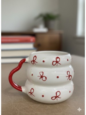 Palto Tasarım Kırmızı Kurdele El Boyama Kabartma Desen Krem Parlak Kovan Kupa - El Işçiliği Hediyelik Kupa