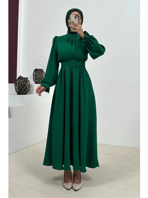 Tesettür Diyarı Kemer Detaylı Medine Ipeği Dokulu Tesettür Elbise- Zümrüt