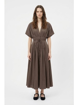 Quzu Beli Bağcıklı V Yaka Midi Elbise Kahverengi