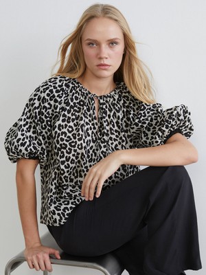 Lc Waikiki Yeni Sezon Bağlamalı Yaka Leopar Desenli Bluz