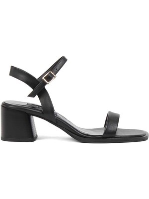 Celal Gültekin Kadın Siyah Bilekten Tokalı Deri Sandalet