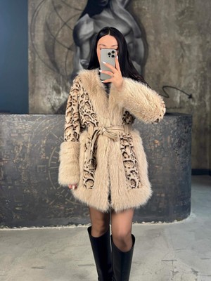 Aisha Yaka ve Kol Peluş Deri Kemer Detaylı Kürk Krem