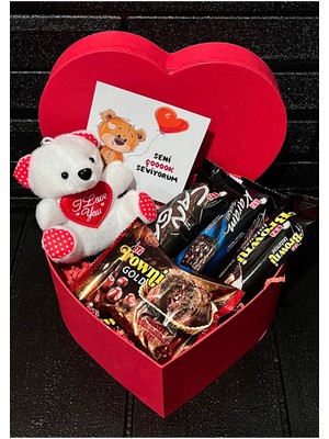 Mynil Sevgiliye - Kız Arkadaşa Hediye Kalp Kutuda Kalpli Beyaz Mini Ayıcık ve En Sevilen Lezzetler