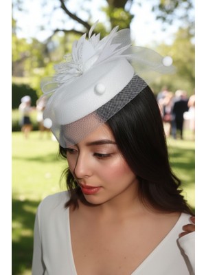 Beyaz Çiçek ve Tüy Detaylı Nikah Şapkası - Ponponlu Tül Vualet - Vintage Gelin Saç Aksesuarı