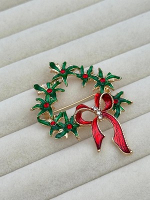 Luseda Yeşil Kırmızı Kurdele Detaylı Broş