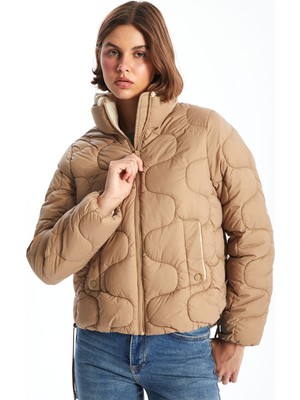 Lc Waikiki Yeni Sezon Dik Yaka Kendinden Desenli Kadın Şişme Mont