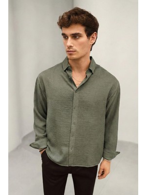 Bürke Yazlık Keten Dokulu Uzun Kollu Zeytin Yeşili Yarım Oversize Erkek Gömlek