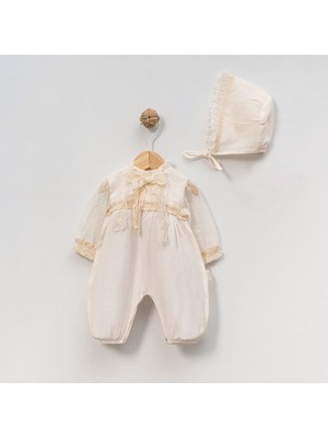 Lovemaxx 582131LV – Dantelli Şapkalı Kız Bebek Tulum | Bej | 3–6–9–12 Ay