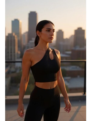 Kadın Siyah Tek Omuz Cut Out Detaylı Crop Top Bluz – Şık, Rahat ve Kolay Kombinlenebilir