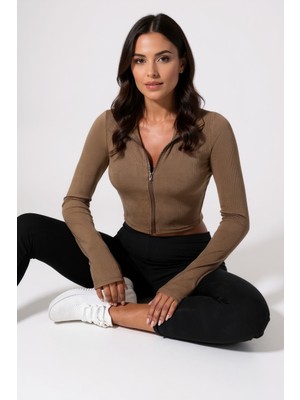 Kadın Kahverengi Uzun Kol Fermuarlı Parmak Geçme Detaylı Dik Yaka Crop Top Bluz – Şık, Rahat ve Kolay Kombinlenebilir