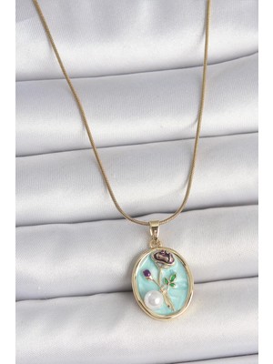 cleovibe 316L Çelik Gold Renk Zincir Mavi Çiçek Işlemeli Inci Detay Portre Model Kadın Kolye