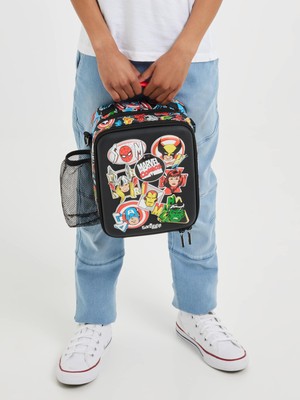 Smiggle Marvel Lisanslı Hardtop Beslenme Çantası – Askılı, Sert Korumalı, Siyah
