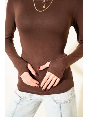 Triya Wear Studio- Kahverengi Kayık Yaka Kadın Bluz- Parmak Geçmeli