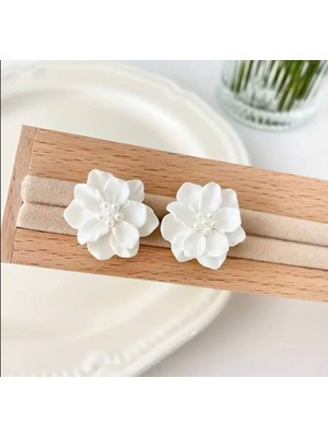 Steelva Inci Detaylı Beyaz Çicek Desenli Küpe